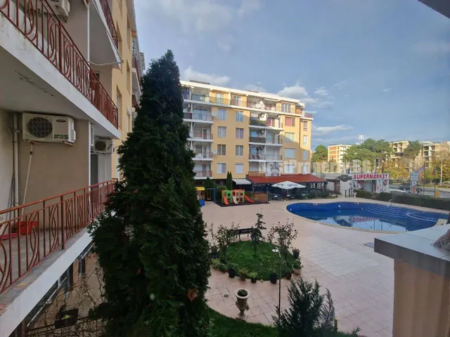 Two-Bedroom Apartment with Pool View - Sunny Day 1 – Default city