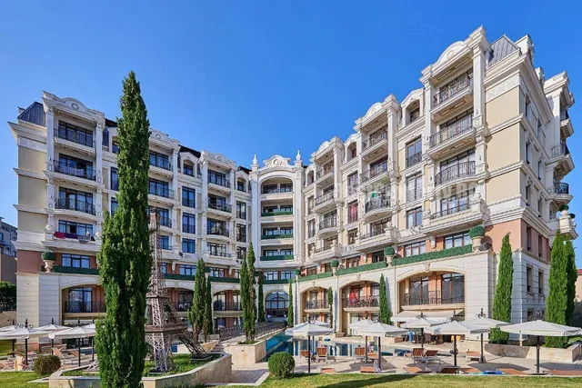 One-Bedroom Apartment with Direct Pool Access in Romance Paris - Saint Vlas, 58 m² – Saint Vlas
